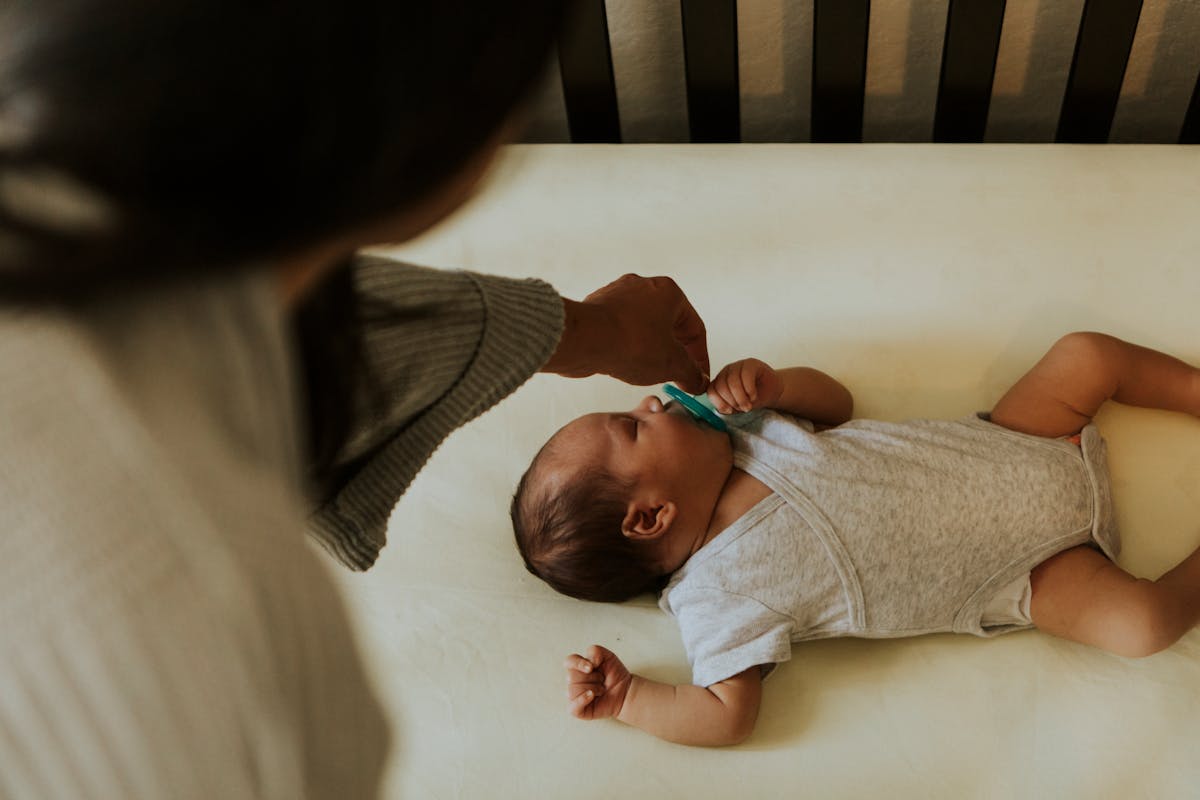 Comment apprendre à bébé à se rendormir sans tétine Parents.fr