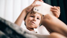 Voici 5 conseils pour réduire le temps d'écran de votre enfant selon une experte