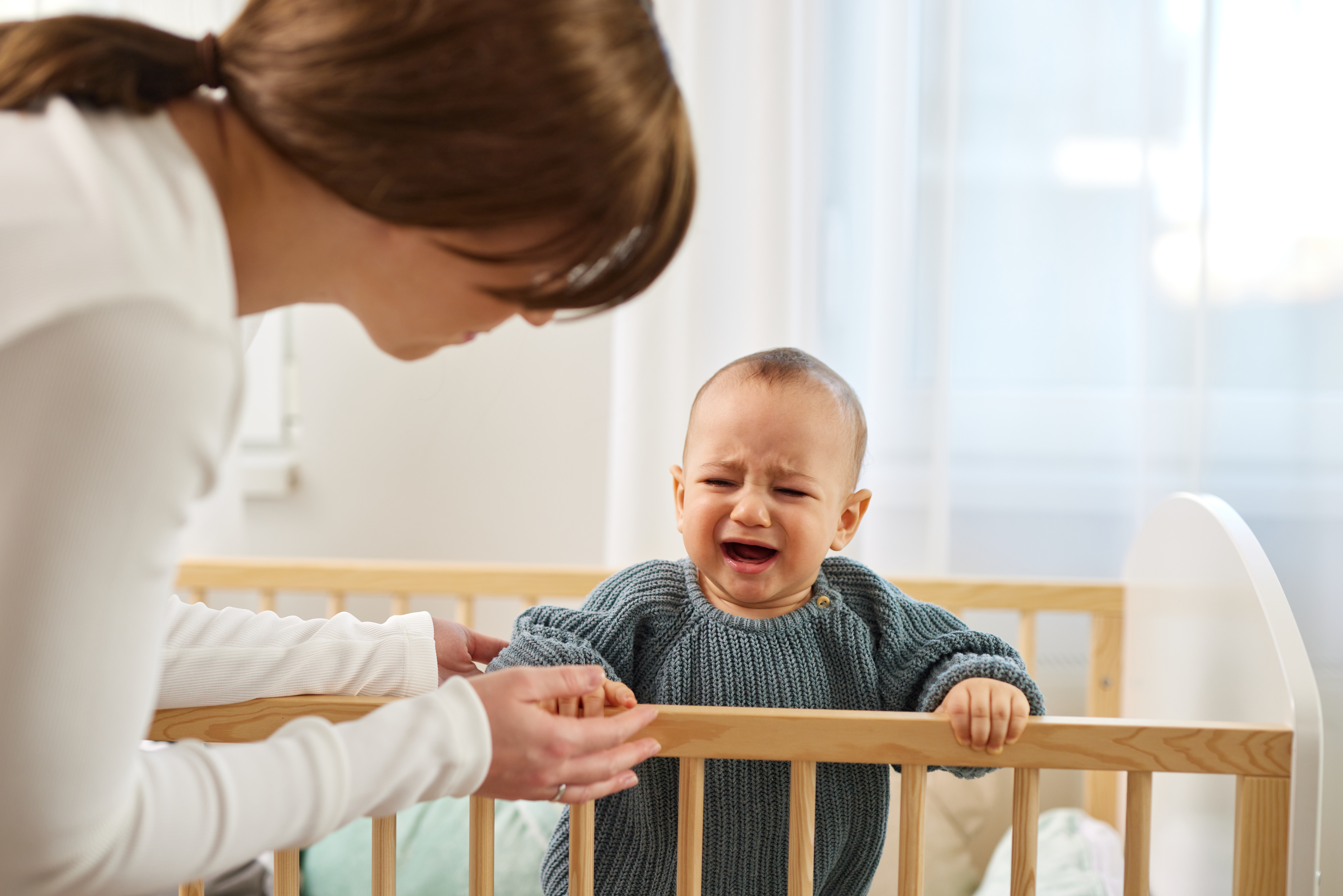Mon bébé pleure dès que je le pose que faire ? Parents.fr