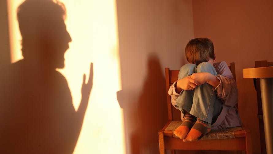 Voici les attitudes les plus courantes des parents toxiques avec leurs enfants selon un psychologue 