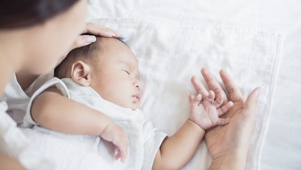 Peut-on laisser bébé dormir alors qu'il a de la fièvre ?