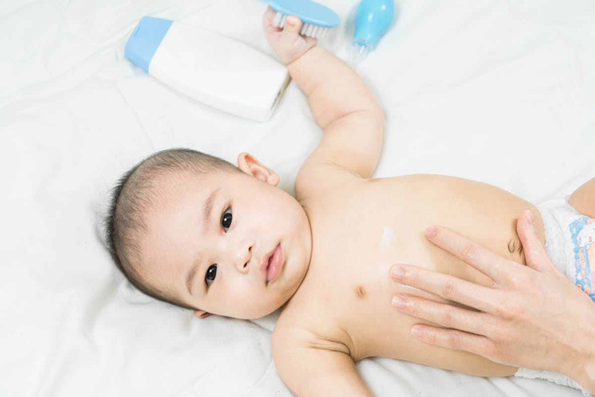 Mon bébé transpire de la tête quand il dort, estce grave ? Parents.fr