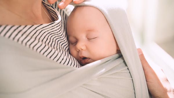 Echarpe de portage : à partir de quel âge l’utiliser avec bébé ?