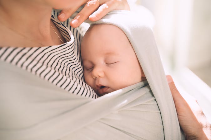 Echarpe de portage : à partir de quel âge l’utiliser avec bébé ?