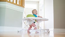 Trotteur pour bébé : à partir de quel âge peut-il l'utiliser ? Est-il recommandé par les experts ?
