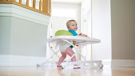 Trotteur pour bébé : à partir de quel âge peut-il l'utiliser ? Est-il vraiment recommandé par les experts ?