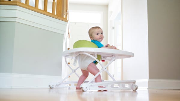 Trotteur pour bébé : à partir de quel âge peut-il l'utiliser ? Est-il vraiment recommandé par les experts ?