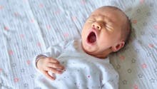Bébé tousse en dormant : quelles sont les causes les plus fréquentes ?