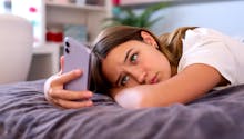 Si votre enfant est addict à son téléphone, ce n’est pas forcément de votre faute, selon une psychologue