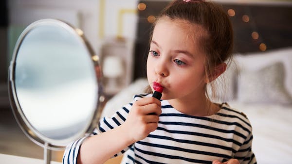 "Sephora Kids" : quels sont les dangers de cette tendance TikTok pour les enfants concernés ?