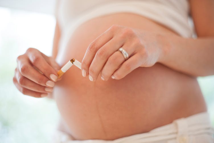 Une femme enceinte qui arrête de fumer