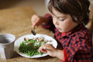 Voici 3 phrases anodines néfastes pour la relation de votre enfant à la nourriture selon les thérapeutes