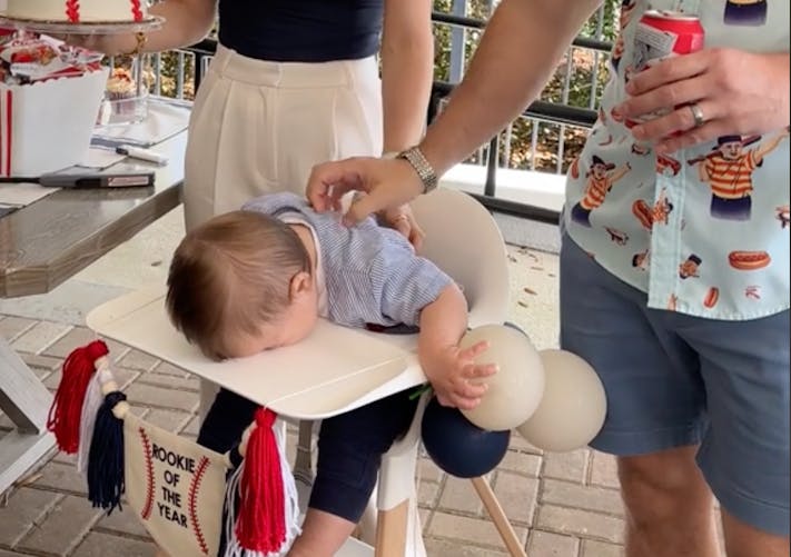 Ce bébé est totalement désintéressé par sa première fête d'anniversaire et il est à mourir de rire (Vidéo)