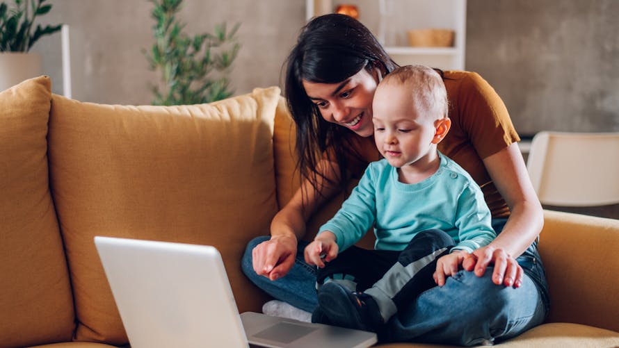 Enfants et écrans : une proposition de loi pour réguler leur usage dans les crèches et chez les assistantes maternelles