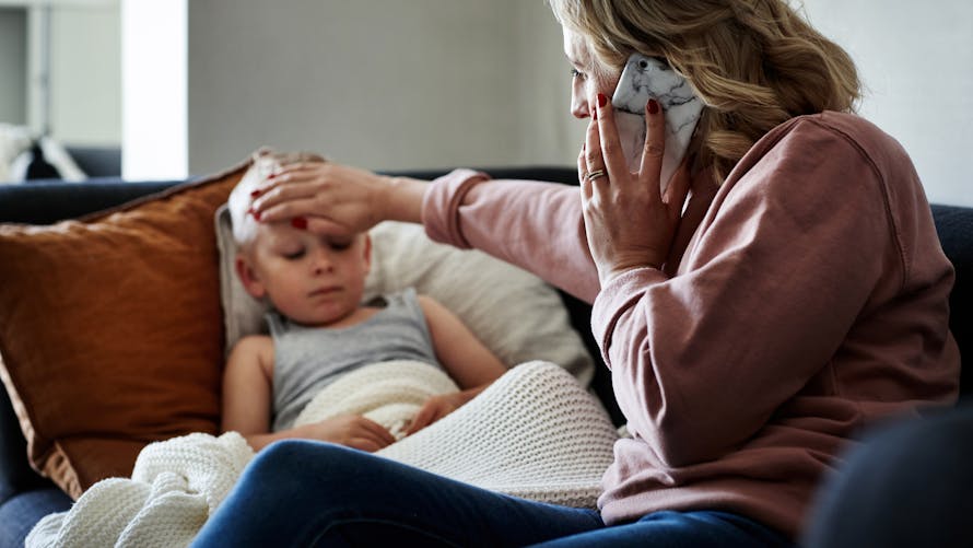 Appel d'urgences : une maman appelle les urgences pour son enfant malade