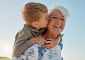 Voici pourquoi les grands-mères se sentent plus proches de leur petit-enfant que de leur enfant selon une étude