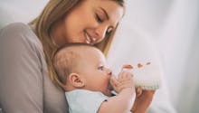 Comment faire accepter le biberon à un bébé allaité ?