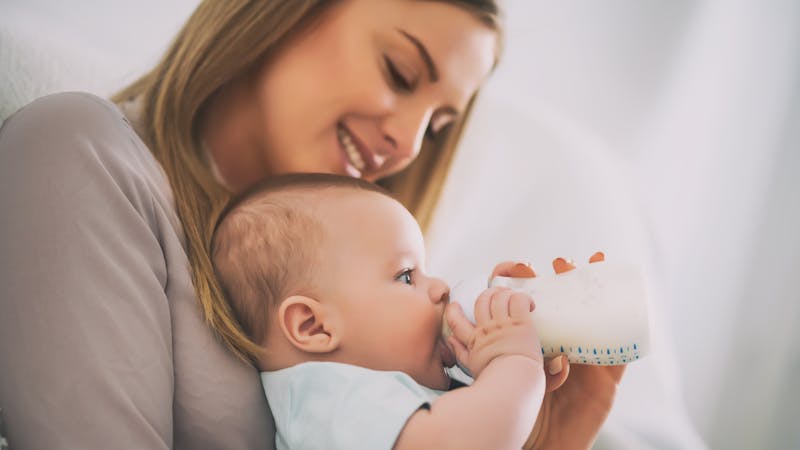 Comment faire accepter le biberon à un bébé allaité ?