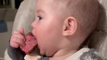 La vidéo d'un bébé de 6 mois mangeant un steak saignant devient virale et... choque les internautes