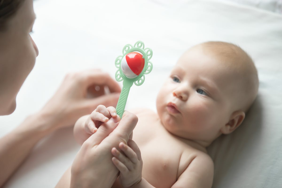 Etapes du développement de bébé à quel âge attrapetil les objets ? Parents.fr