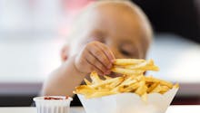 A quel âge bébé peut-il manger des frites ?
