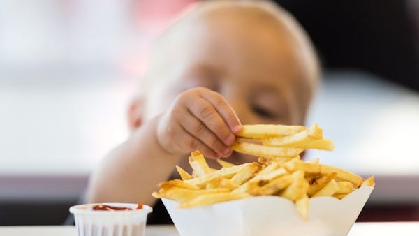 A quel âge bébé peut-il manger des frites ?