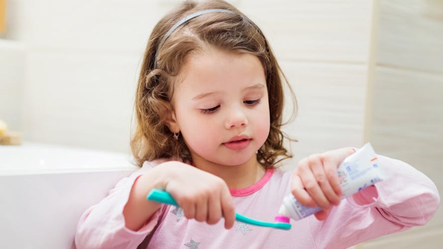 Des dentifrices pour enfants contiennent... du sucre, selon une enquête 