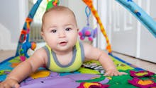 Quand mettre bébé sur un tapis d’éveil ?