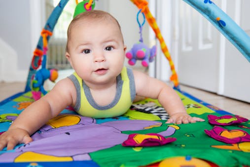 Quand mettre bébé sur un tapis d’éveil ?