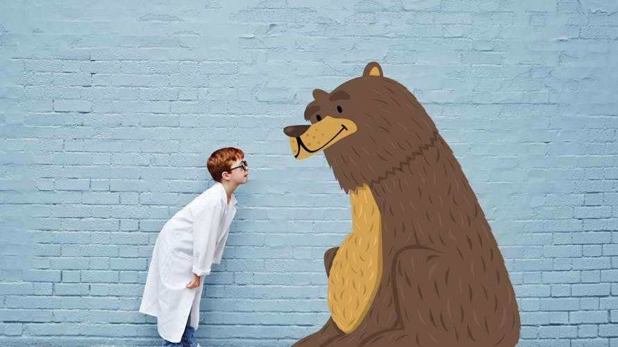 petit garçon devant un dessin d'ours
