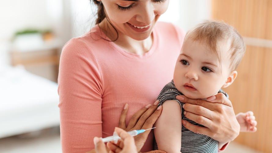 Un bébé reçoit un vaccin. 