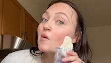 Une maman applique du lait maternel sur son visage pour rajeunir, une experte met en garde