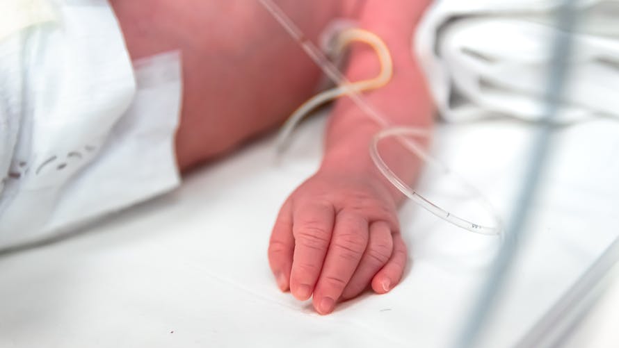 Une maman sauve son nouveau-né d’un arrêt cardiaque après avoir entendu une voix lui dire "va voir le bébé"