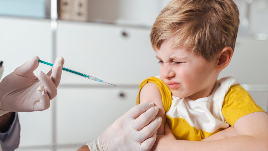 Un petit garçon reçoit un vaccin. 