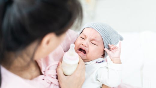 Pourquoi bébé pleure pendant le biberon ?