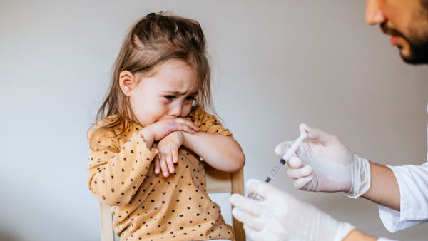 Vaccins : comment rassurer les enfants qui ont peur de la piqûre ? L'avis d'un pédiatre