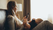 Une étude en cours explore comment un bébé réagit quand sa mère est sur son téléphone
