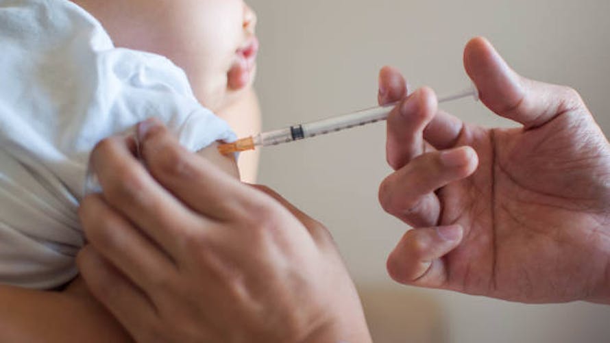 bébé qui reçoit un vaccin