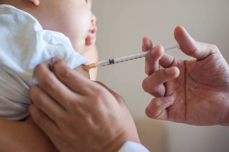 bébé qui reçoit un vaccin