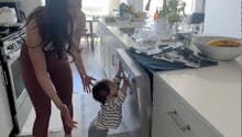 La vidéo de ce bébé de seulement 10 mois effectuant des tâches ménagères devient virale