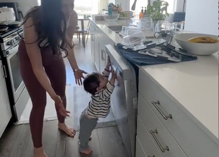 La vidéo de ce bébé de seulement 10 mois effectuant des tâches ménagères devient virale 
