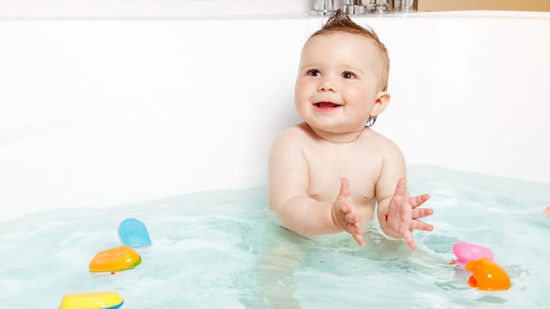 Bébé : le top des jouets pour le bain ou la piscine