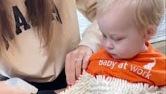 Sur TikTok, une maman utilise son bébé « comme une serpillière » et scandalise les internautes