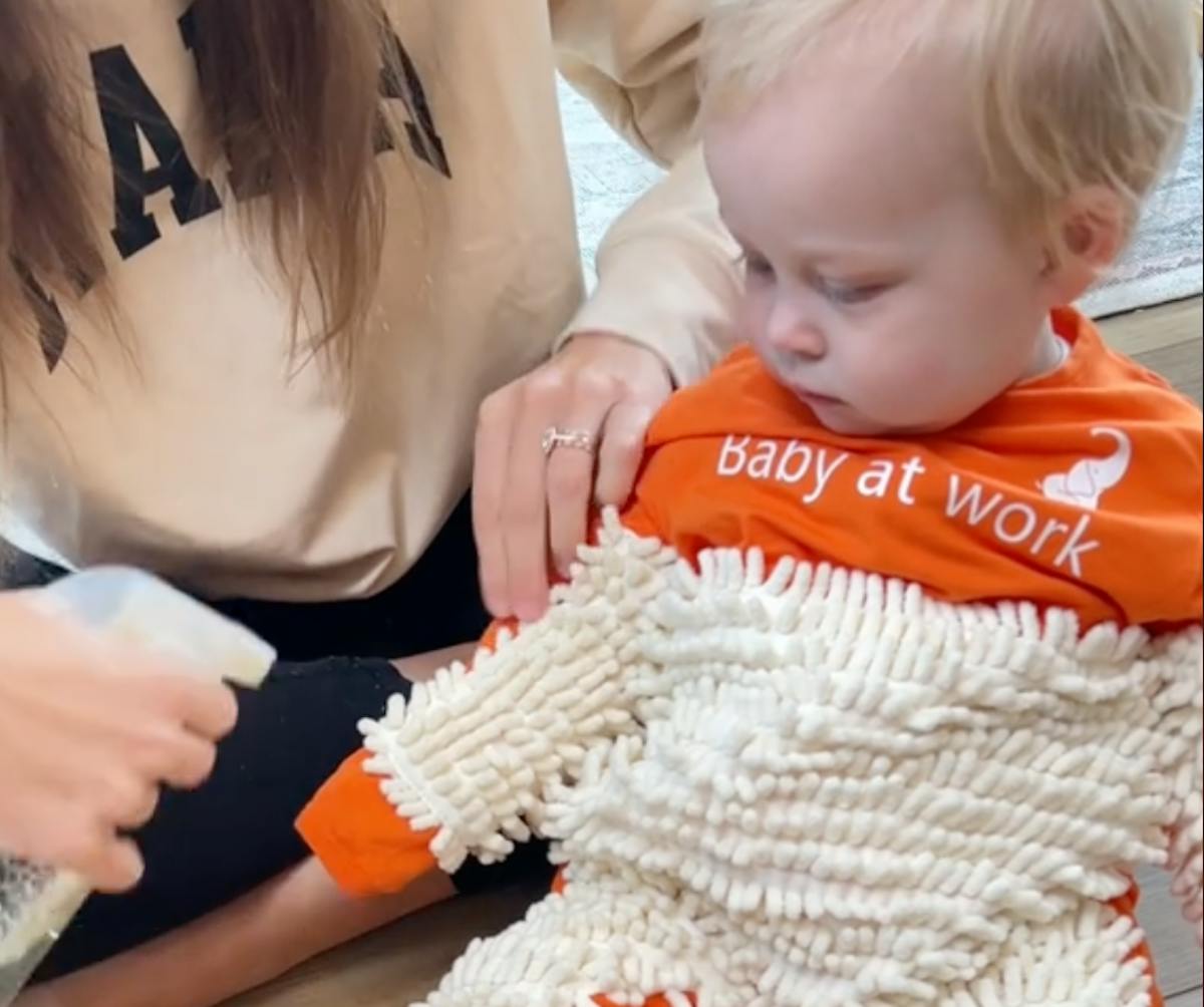 Sur TikTok une maman utilise son bebe comme une serpilliere et scandalise les internautes PARENTS