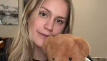 La vidéo déchirante d'une mamange qui a remplacé son bébé par un ourson en peluche bouleverse la toile