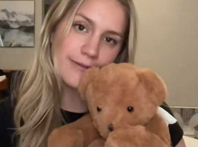  La vidéo déchirante d’une mamange qui a remplacé son bébé par un ourson en peluche bouleverse la toile