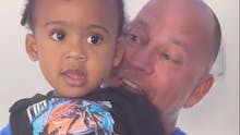 La vidéo d'un inconnu venant à la rescousse d'une maman solo qui prend pour la première fois l'avion avec son bébé devient virale