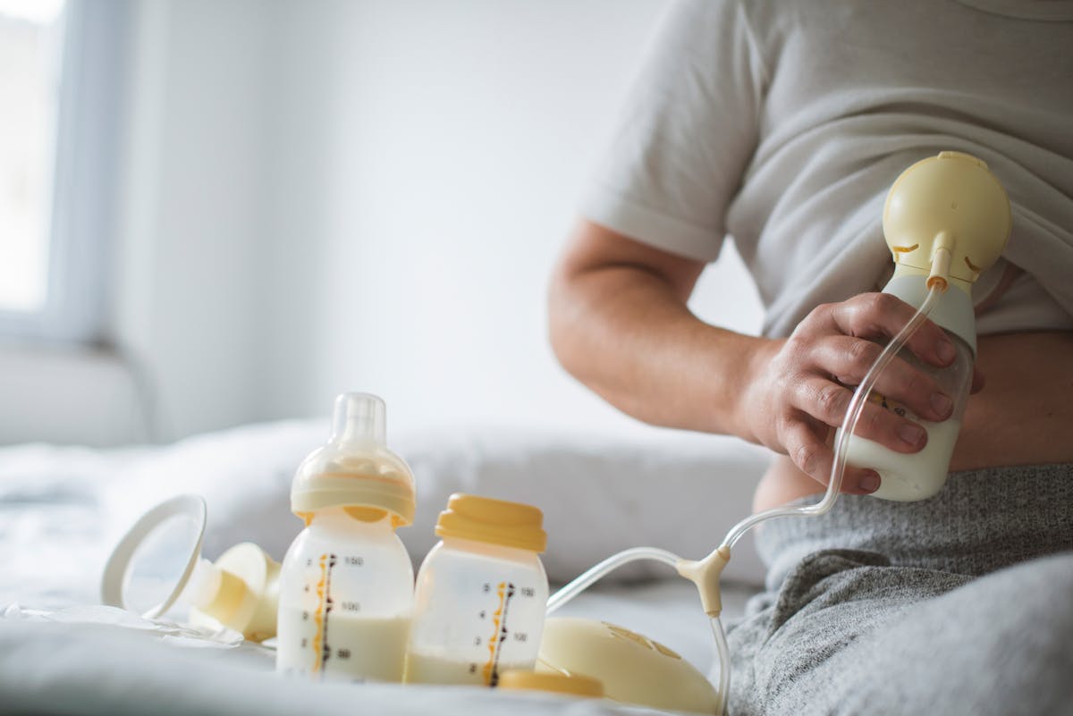 Comment bien réchauffer le lait maternel ? Parents.fr
