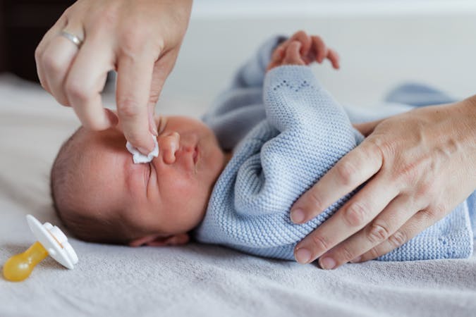 Comment bien nettoyer les yeux de bébé ?