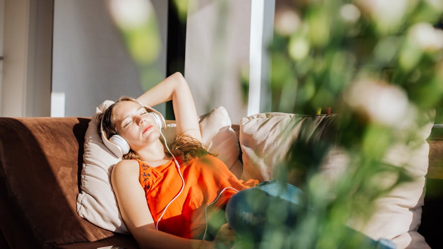 Femme se reposant